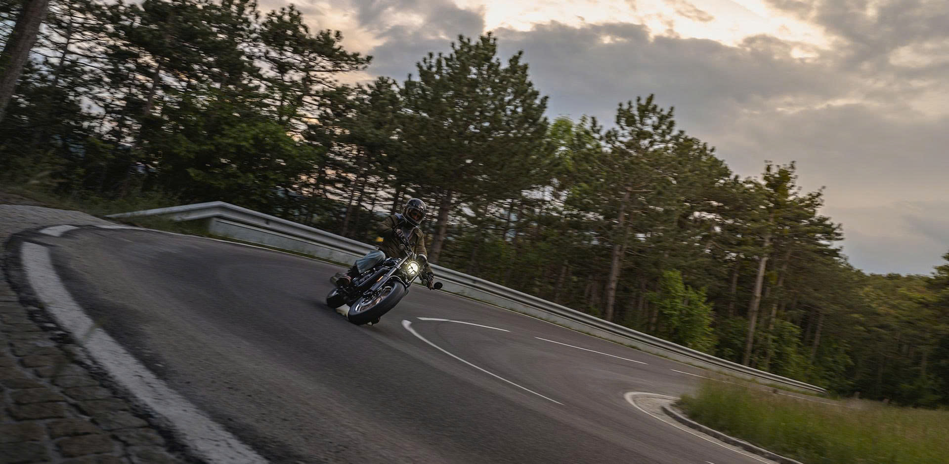 CFMoto 450CL-C AMT mẫu mô tô cruiser phong cách cổ điển trang bị hộp số tự động tiên tiến không cần bóp côn