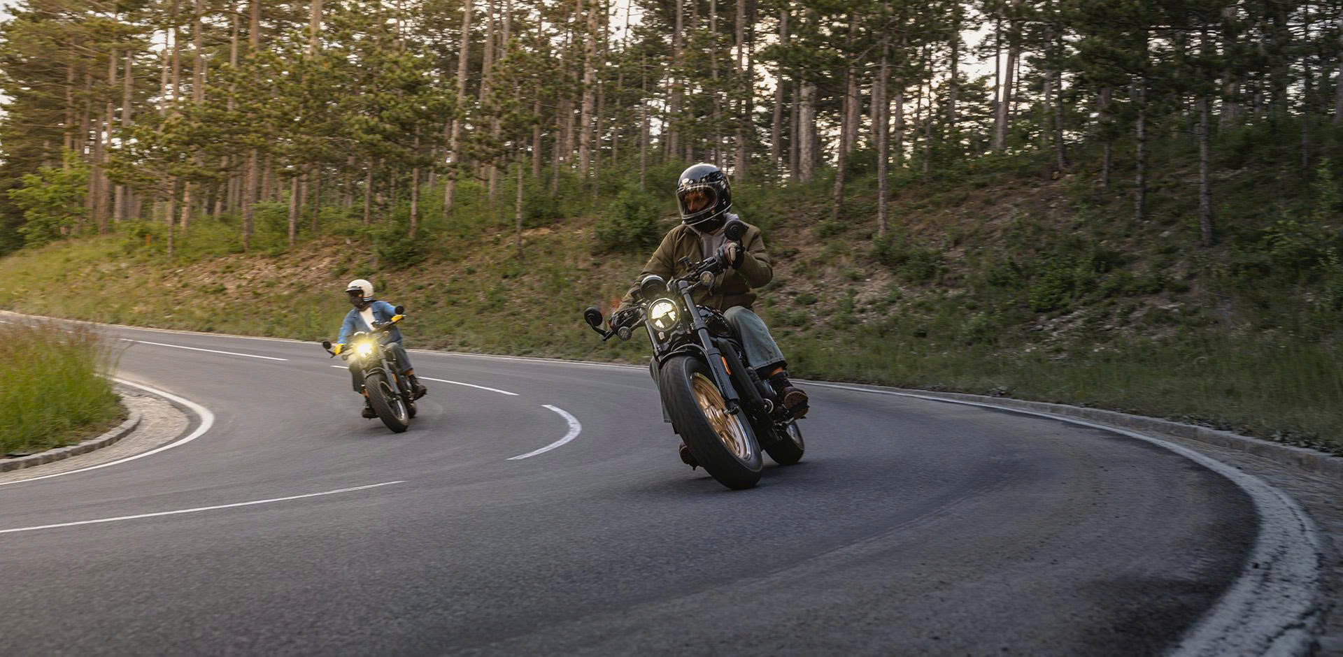 CFMoto 450CL-C AMT mẫu mô tô cruiser phong cách cổ điển trang bị hộp số tự động tiên tiến không cần bóp côn