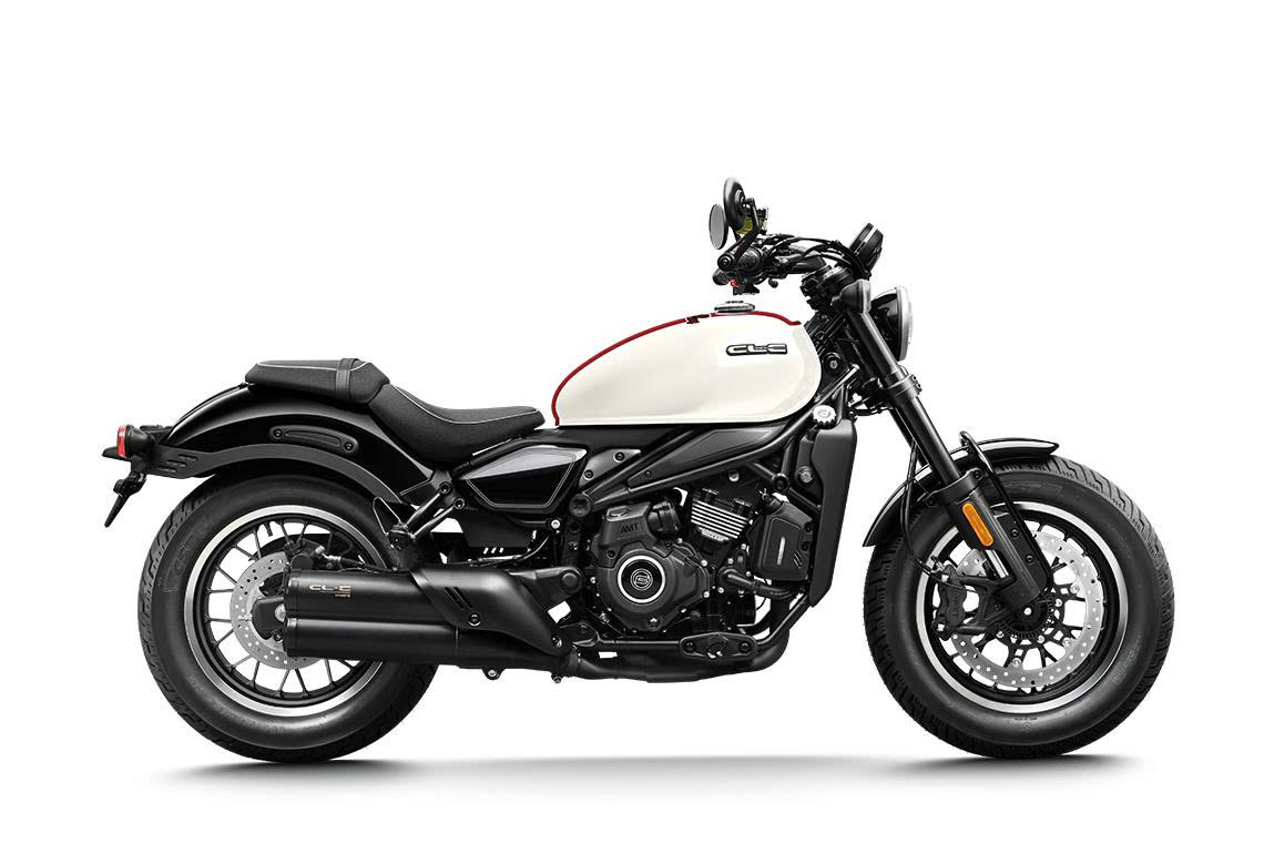 CFMoto 450CL-C AMT mẫu mô tô cruiser phong cách cổ điển trang bị hộp số tự động tiên tiến không cần bóp côn
