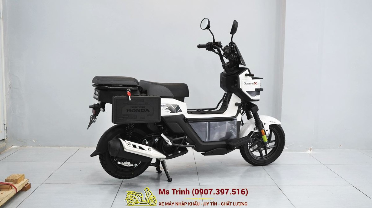 Cùm ghi đông Honda Square X125 hoàn thiện chắc chắn, logo Sundiro Honda nổi bật, tạo điểm nhấn cao cấp.