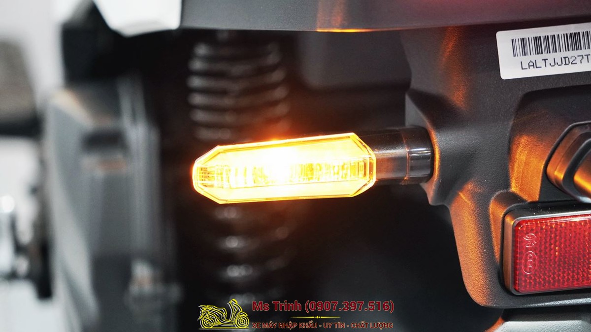 Đèn xi nhan LED của Honda Square X125 phát sáng rõ, thiết kế vuông hiện đại, tăng nhận diện an toàn.