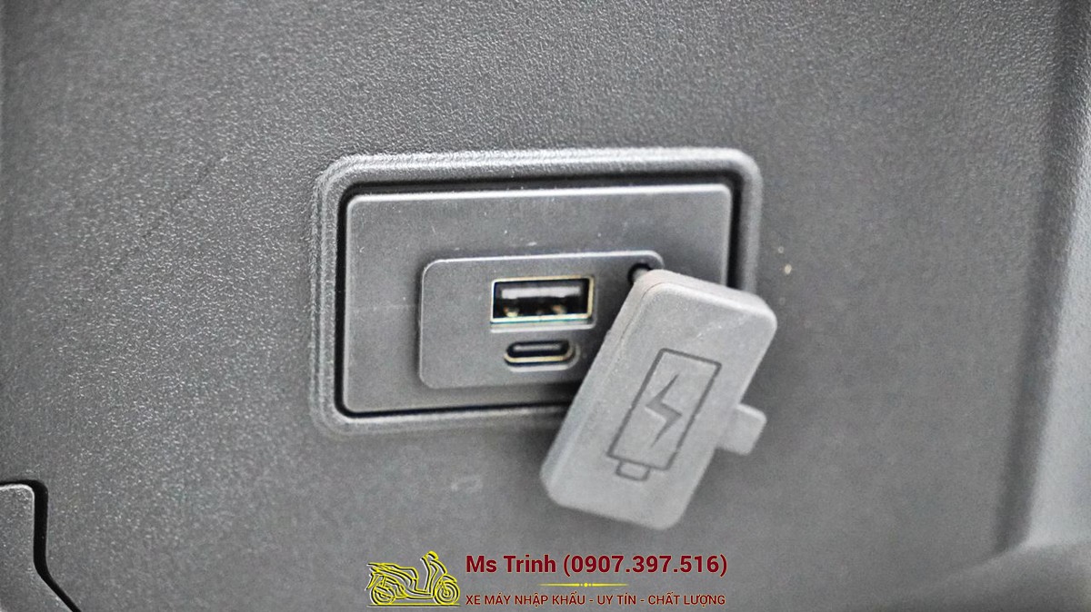 Cổng sạc USB và Type-C trên Honda Square X125 tiện lợi, hỗ trợ sạc thiết bị khi di chuyển.