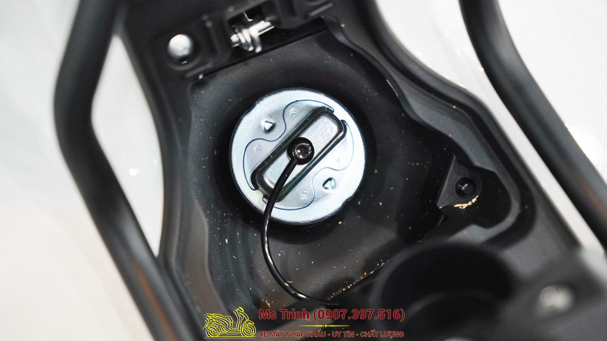 Nắp bình xăng Honda Square X125 bố trí gọn gàng, thao tác mở đóng thuận tiện trong quá trình sử dụng.