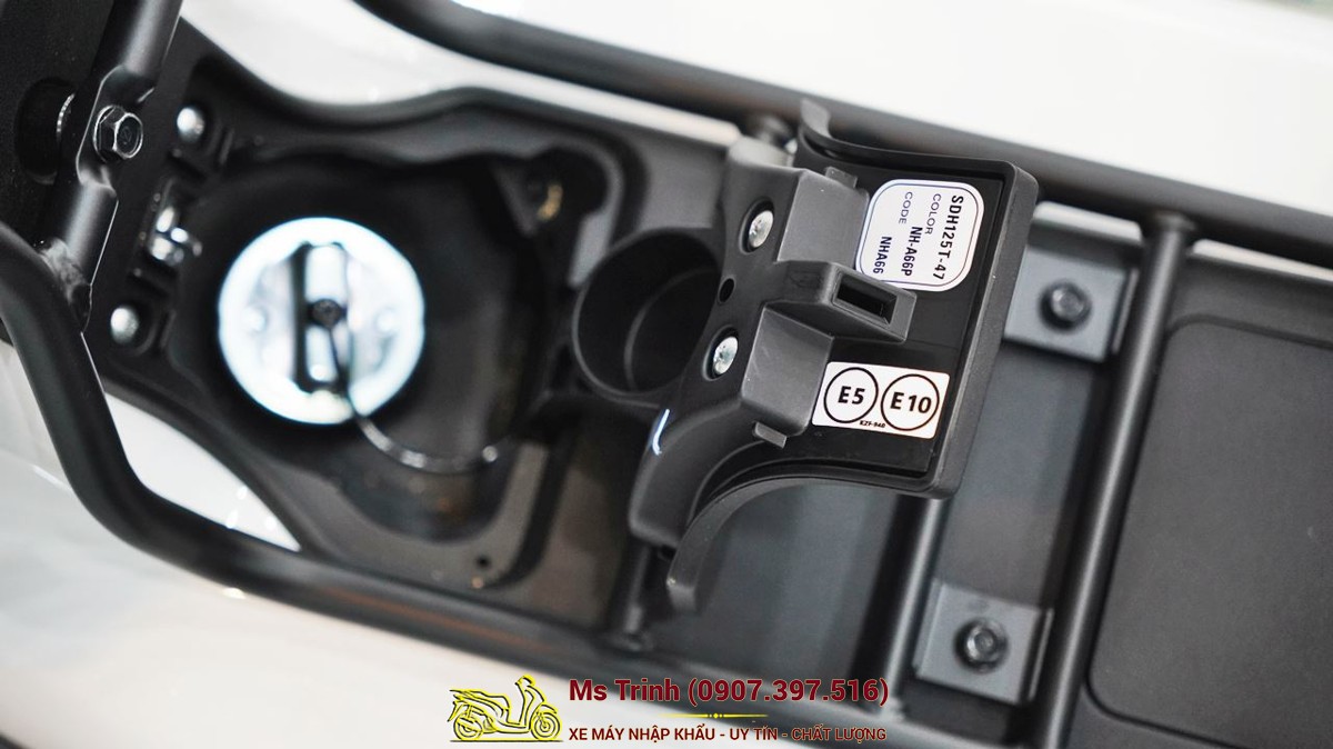 ụm khóa và nút mở xăng Honda Square X125 bố trí khoa học, thao tác nhanh và thuận tiện.