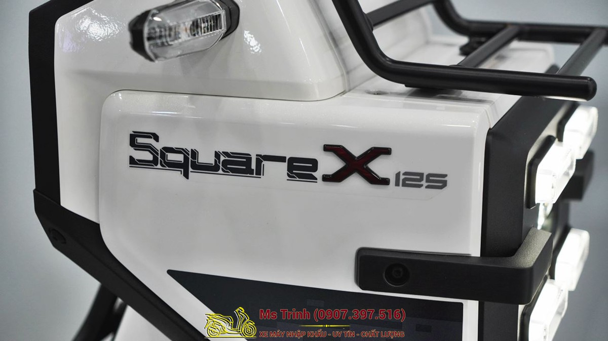 Tem hông Honda Square X125 nổi bật trên nền trắng, làm rõ phong cách xe tay ga vuông độc đáo.