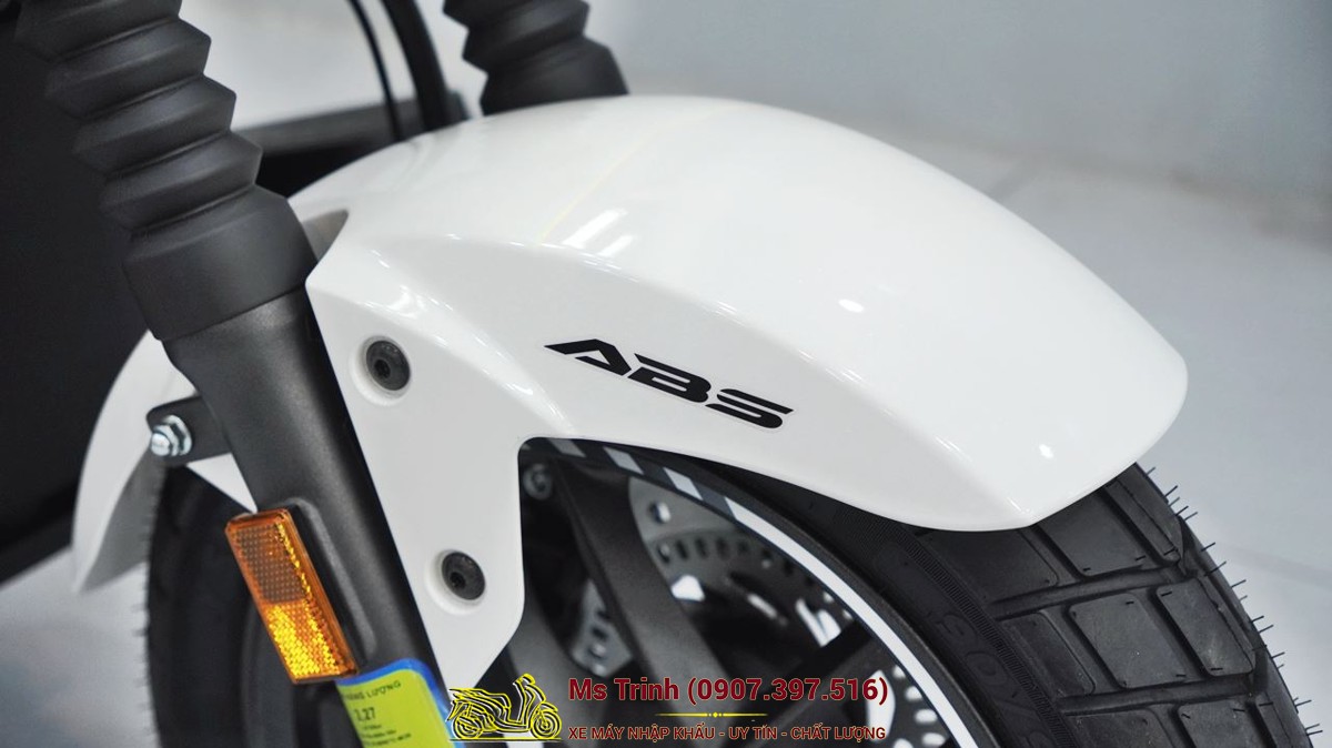 Dè trước Honda Square X125 thiết kế gọn đẹp, phối cùng phuộc tạo vẻ ngoài cá tính mạnh mẽ.