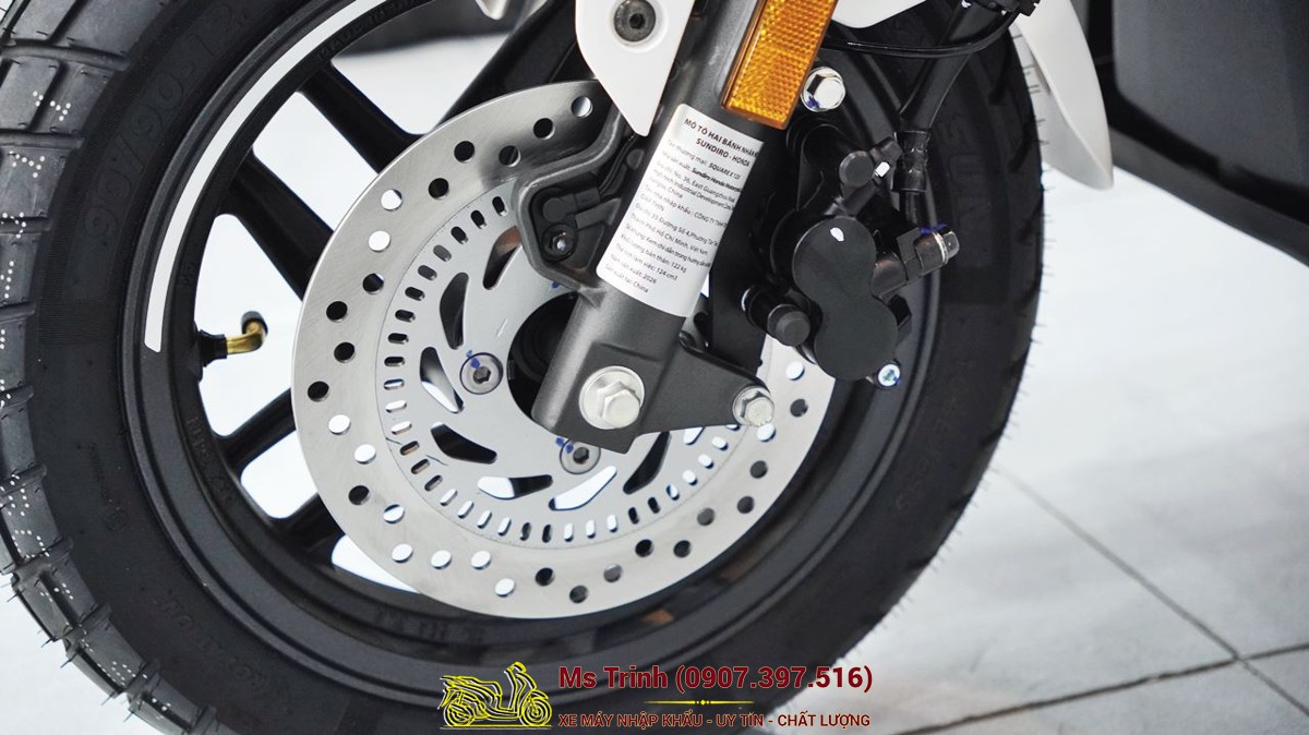 Phanh đĩa trước Honda Square X125 kích thước lớn, hỗ trợ kiểm soát xe ổn định và an toàn hơn.