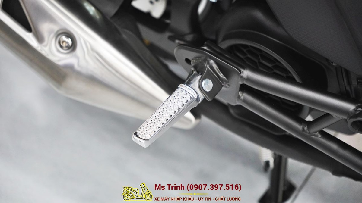 Gác chân sau Honda Square X125 bản rộng, bề mặt chống trượt tốt, tăng sự thoải mái cho người ngồi.