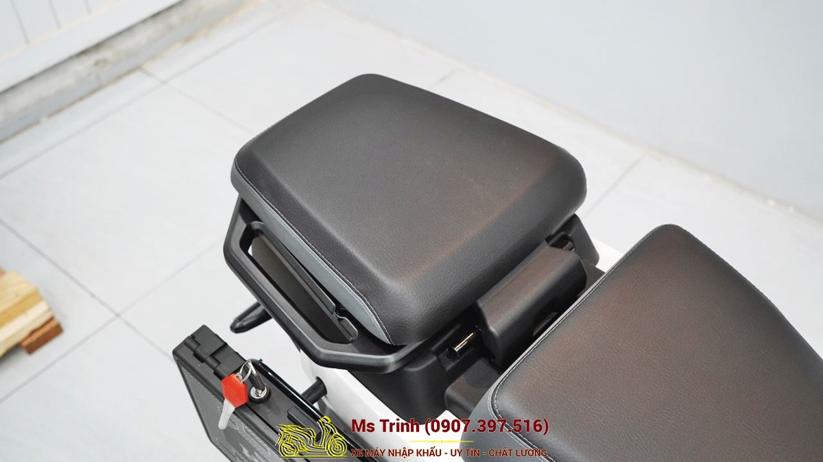 Yên sau Honda Square X125 thiết kế gọn gàng, tạo tư thế ngồi thoải mái cho người ngồi sau.