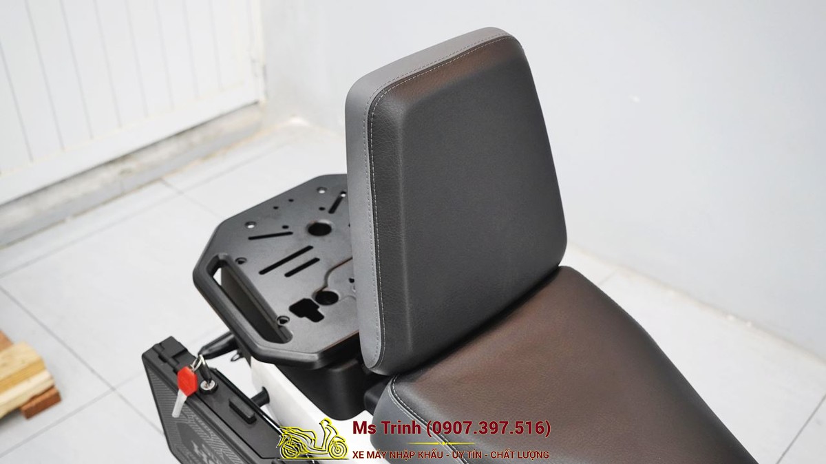 Tựa lưng sau Honda Square X125 dựng lên chắc chắn, tăng sự êm ái và an tâm cho hành khách.