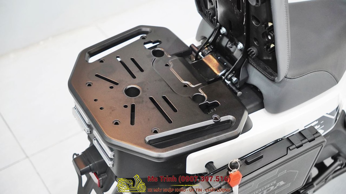 Baga sau Honda Square X125 mặt phẳng rộng, thuận tiện chở đồ và gắn thêm phụ kiện.