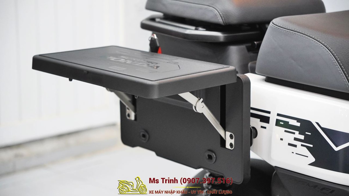 Bàn gấp bên hông Honda Square X125 mở ra tiện lợi, tăng tính đa dụng cho mẫu xe cá tính.