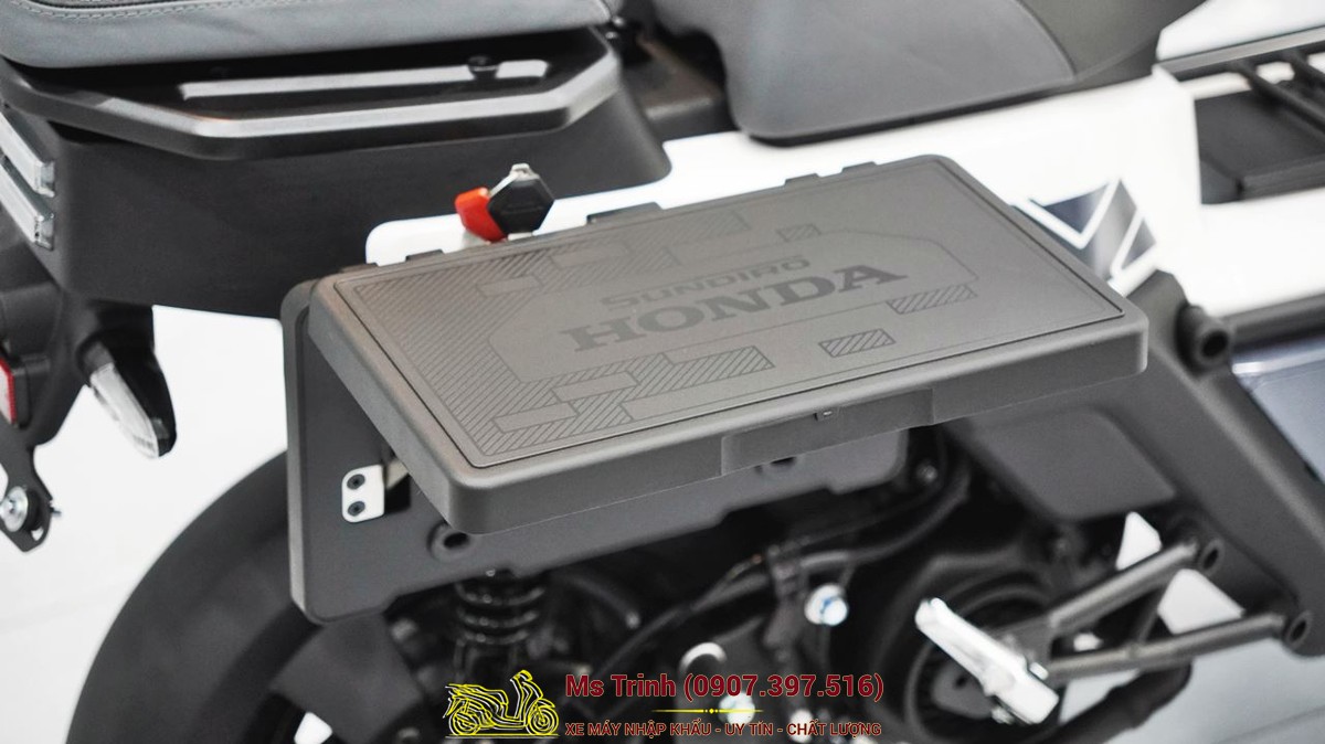 Hộc chứa đồ bên hông Honda Square X125 thiết kế vuông độc đáo, tăng tính thực dụng khi sử dụng.