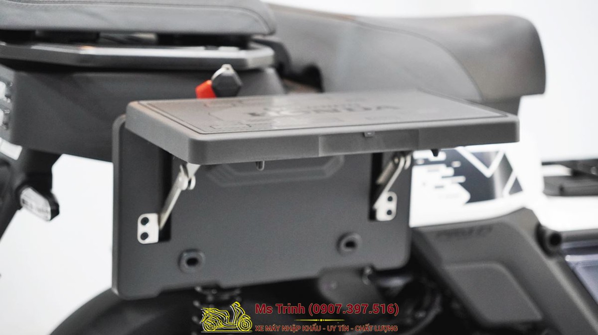 Chi tiết bàn gấp Honda Square X125 ở trạng thái mở, phù hợp nhu cầu đặt đồ nhỏ khi dừng.