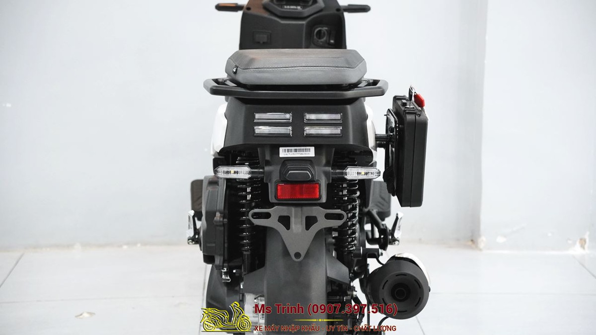 nhìn xe Square X125 từ phía sau