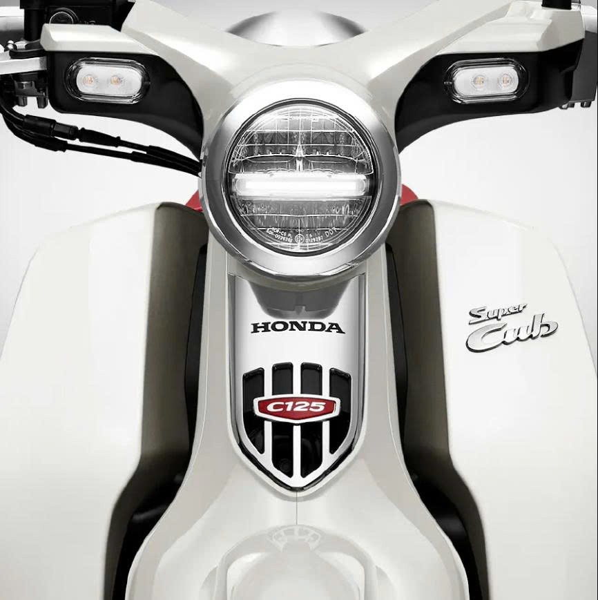 Honda Super Cub 125 Custom Edition 2025 Thái Lan màu trắng
