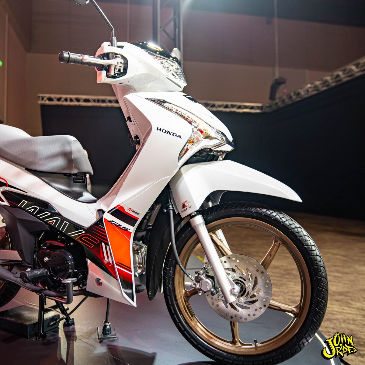 Honda Wave 125 Special Edition 2025 rất phù hợp với việc di chuyển trong đô thị đông đúc