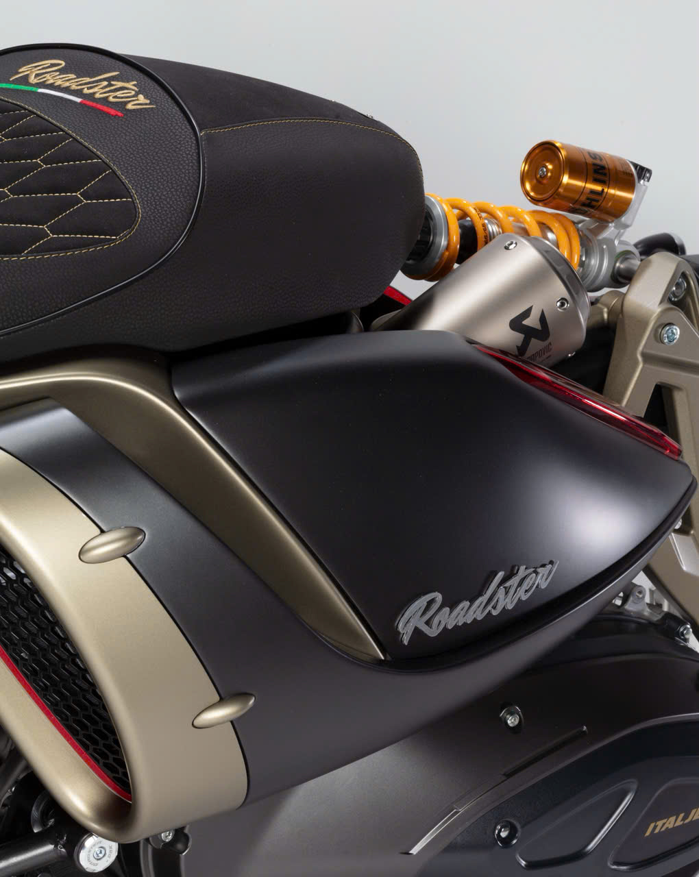 Yên xe Italjet Roadster 400 Limited Edition 2026 may họa tiết cao cấp chuẩn phong cách Ý sang trọng