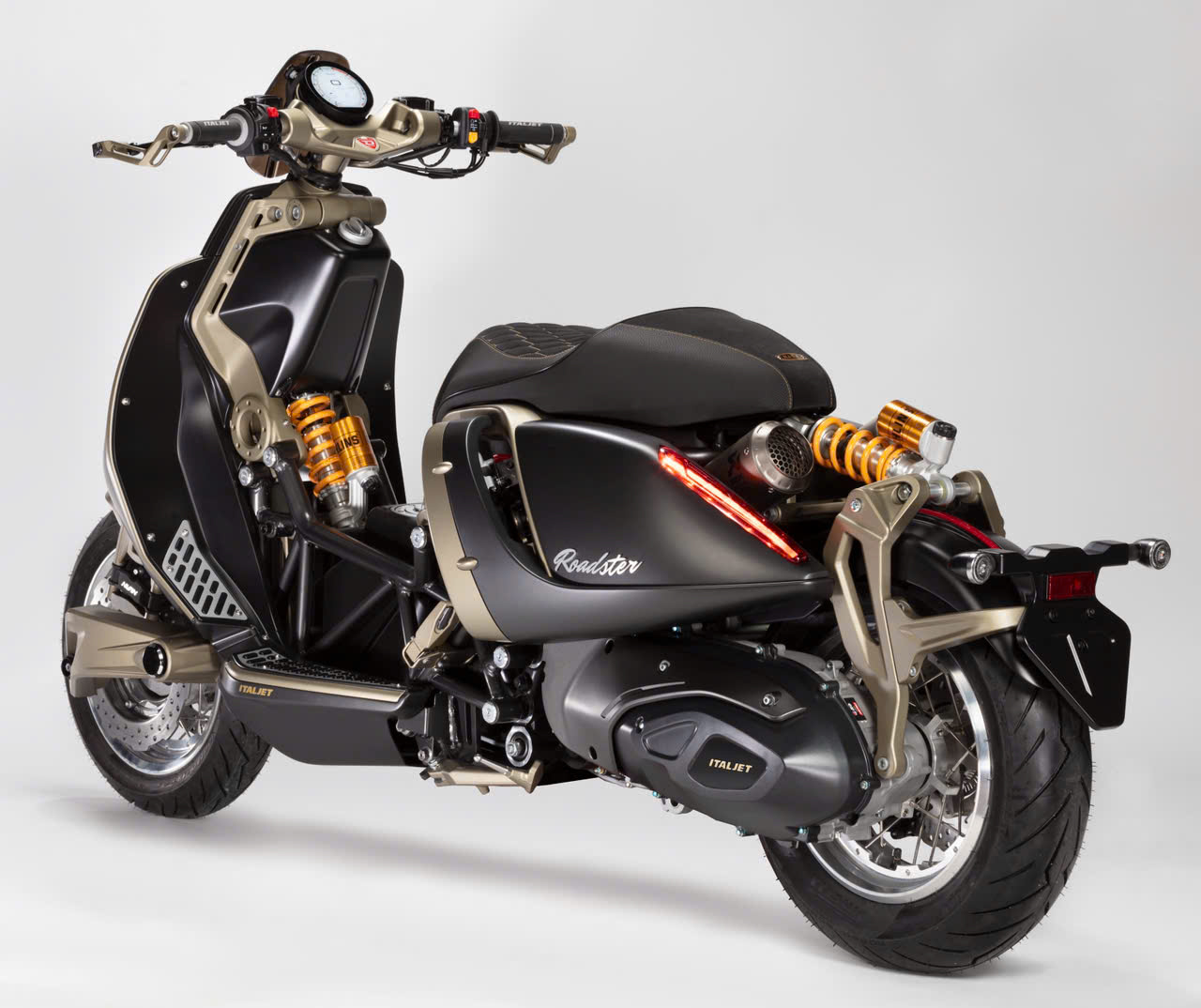 Chi tiết logo Italjet Roadster 400 Limited Edition thể hiện phiên bản giới hạn 777 xe toàn cầu