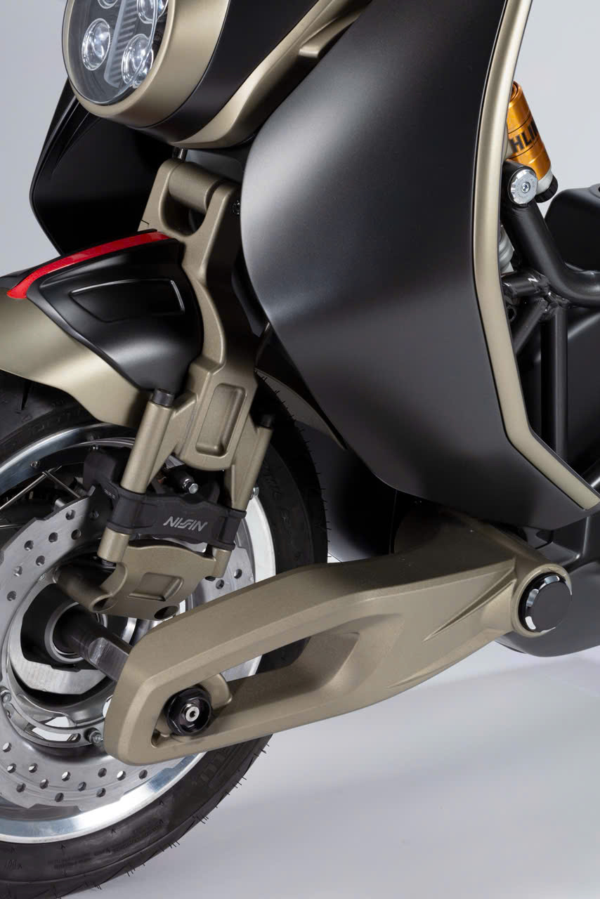 Cận cảnh Italjet Roadster 400 Limited Edition 2026 với hệ thống treo trước độc lập chuẩn xe hiệu năng cao