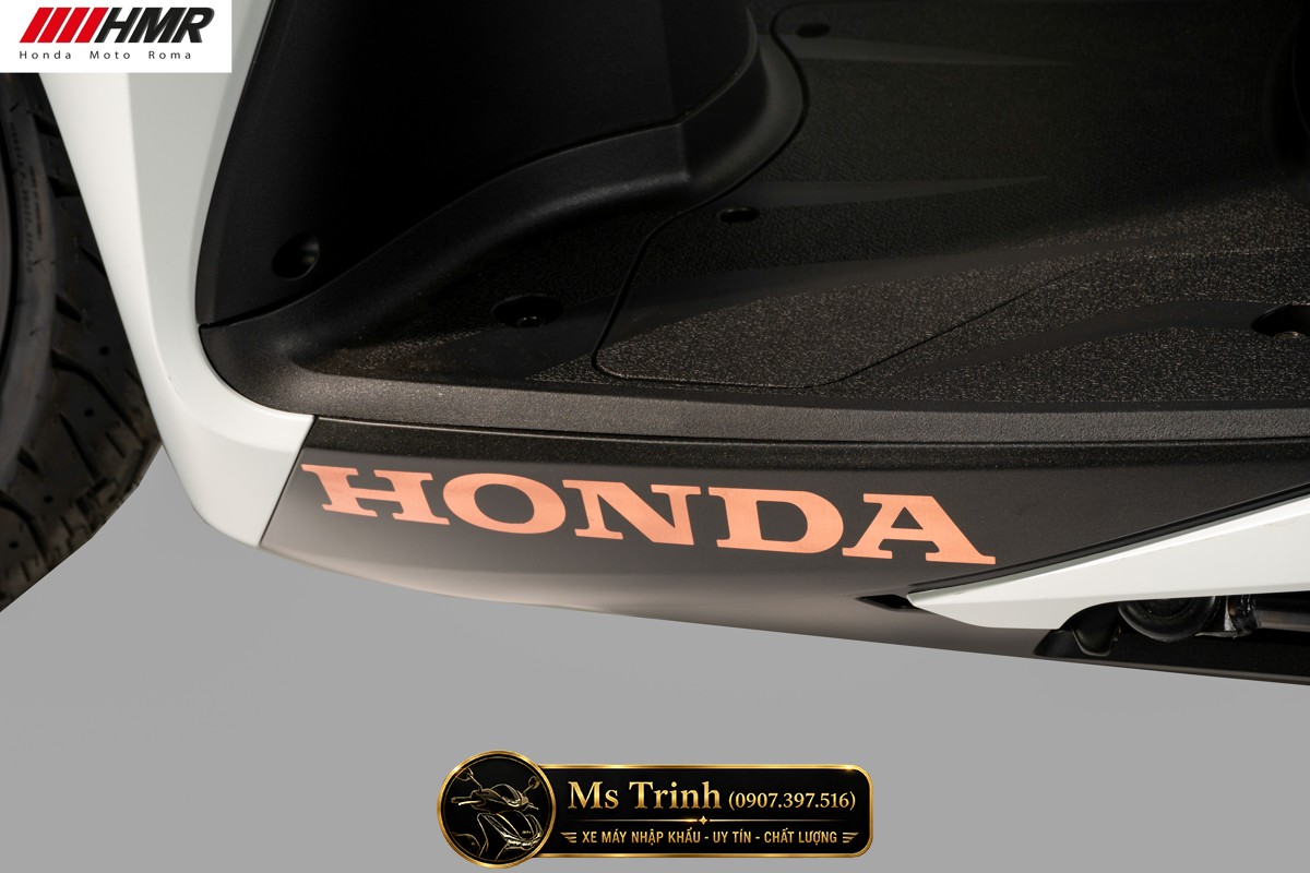 Logo Honda màu đồng nổi bật trên Honda SH350i nhập Ý 2026 phiên bản Sporty cao cấp