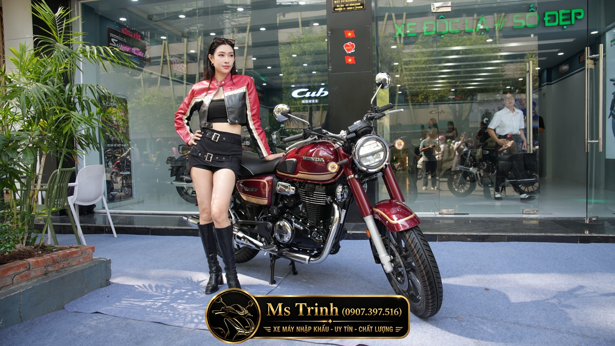 Honda CB350C Special Edition kết hợp người mẫu tạo phong cách retro sang trọng trước showroom xe máy
