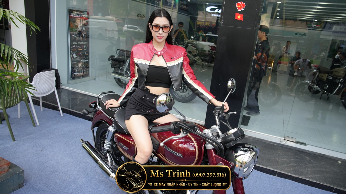 Người mẫu cá tính ngồi trên Honda CB350C Special Edition màu đỏ đậm chất cổ điển hiện đại