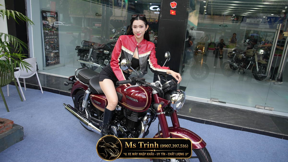 Người mẫu tạo dáng nghệ thuật trên Honda CB350C Special Edition phong cách classic đầy cuốn hút mạnh mẽ
