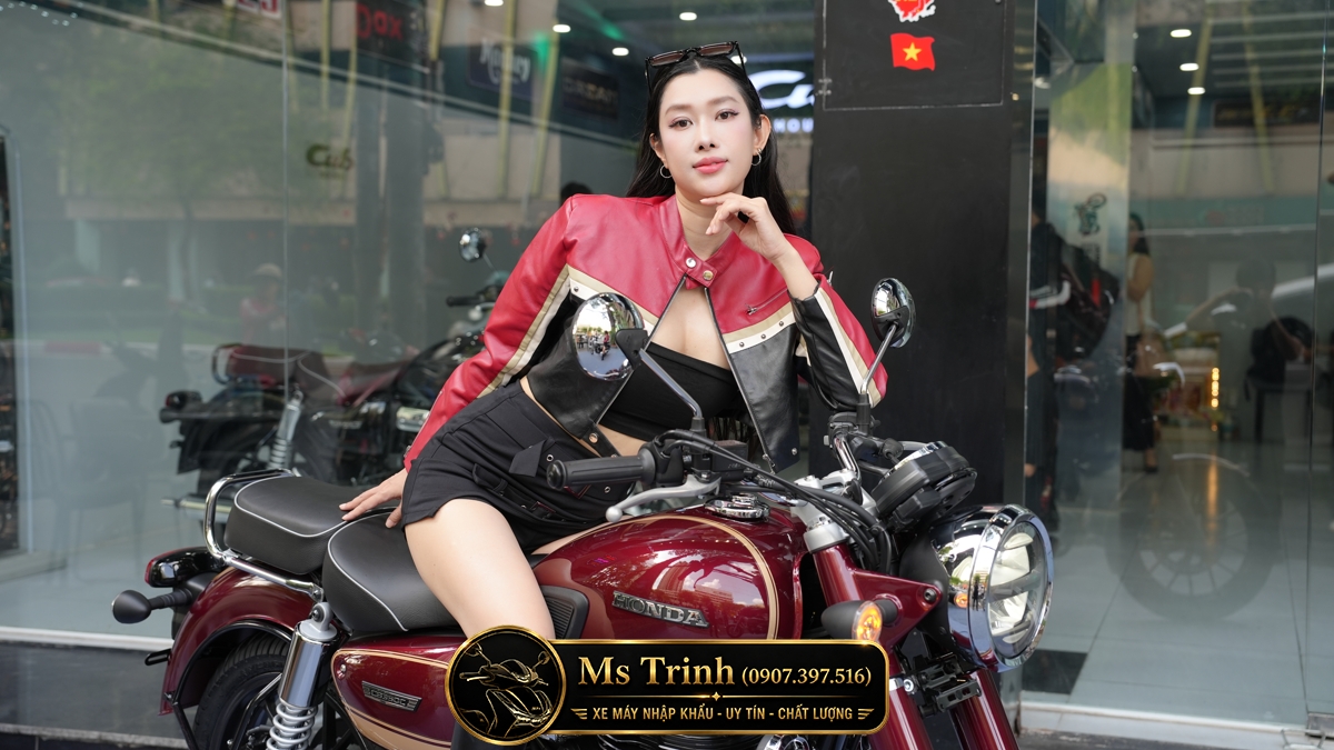 Honda CB350C Special Edition màu đỏ phối cùng người mẫu tạo hình phong cách retro sang trọng