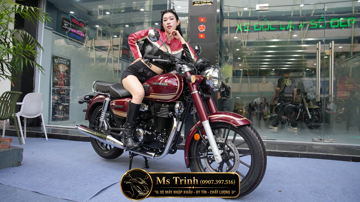 Người mẫu nổi bật bên Honda CB350C Special Edition với phong cách thời trang cá tính hiện đại mạnh mẽ