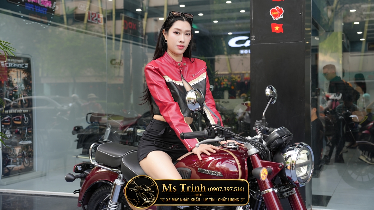 Honda CB350C Special Edition phong cách hoài cổ kết hợp người mẫu tạo dáng đầy cuốn hút nổi bật