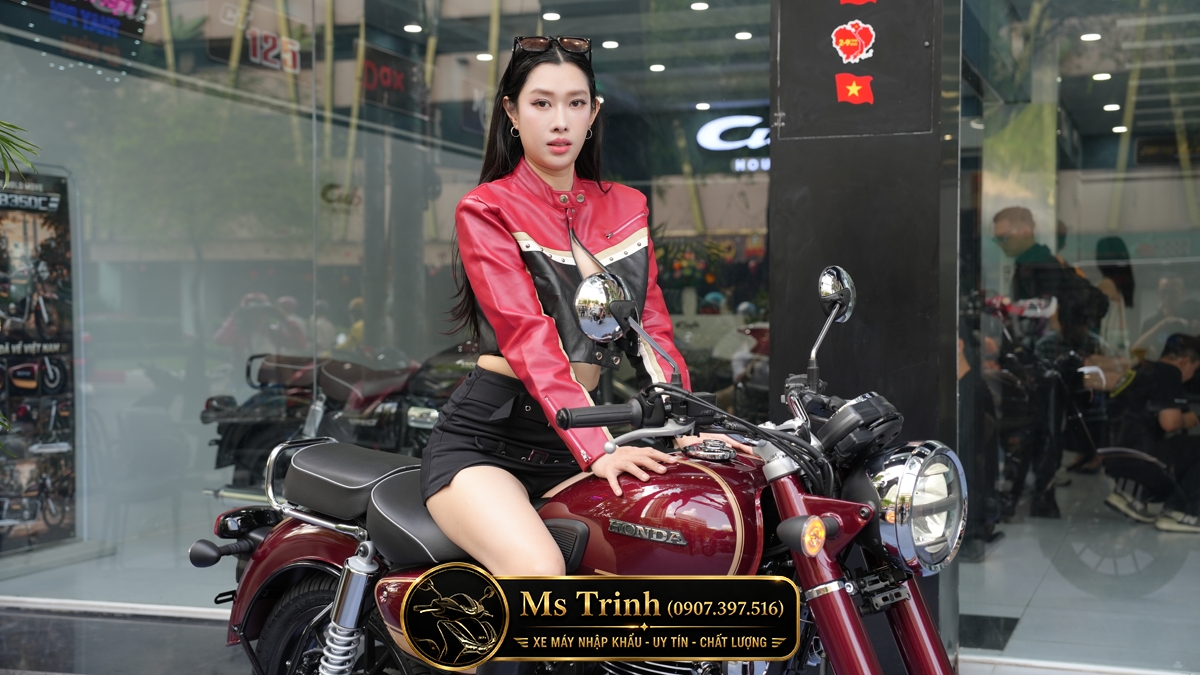 Toàn cảnh Honda CB350C Special Edition màu đỏ cùng người mẫu tạo phong cách retro cực sang trọng