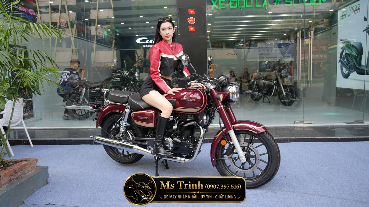 Honda CB350C Special Edition màu đỏ phối người mẫu cá tính tạo điểm nhấn nổi bật trước showroom