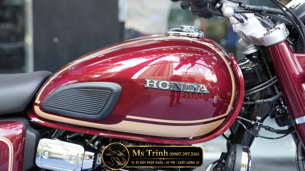 Cận cảnh bình xăng Honda CB350C Special Edition phối sọc kem phong cách hoài cổ sang trọng
