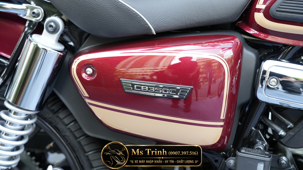 Chi tiết logo CB350C trên hông xe Honda CB350C Special Edition màu đỏ nổi bật cá tính
