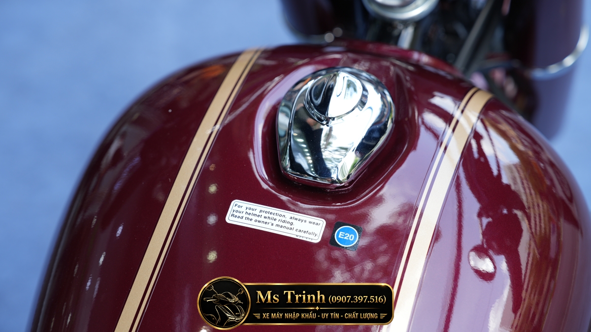 Nắp bình xăng Honda CB350C Special Edition mạ chrome nổi bật trên nền sơn đỏ ánh kim