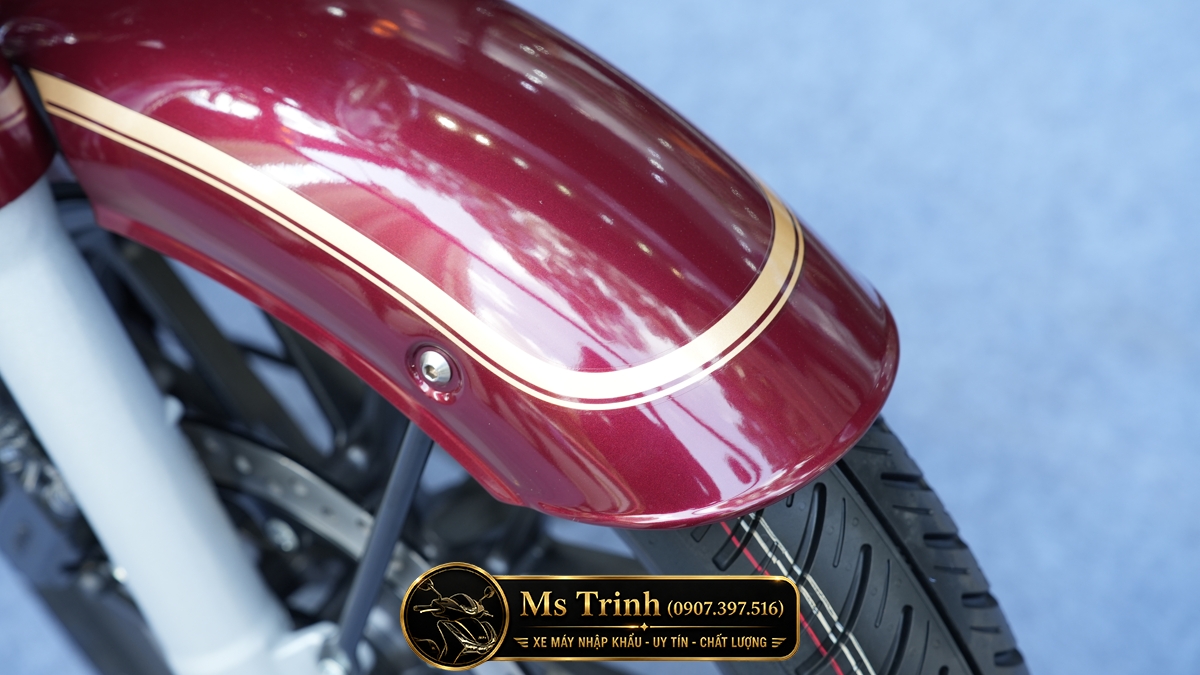 Chi tiết dè trước Honda CB350C Special Edition sơn đỏ ánh kim phối sọc kem cổ điển đẹp mắt