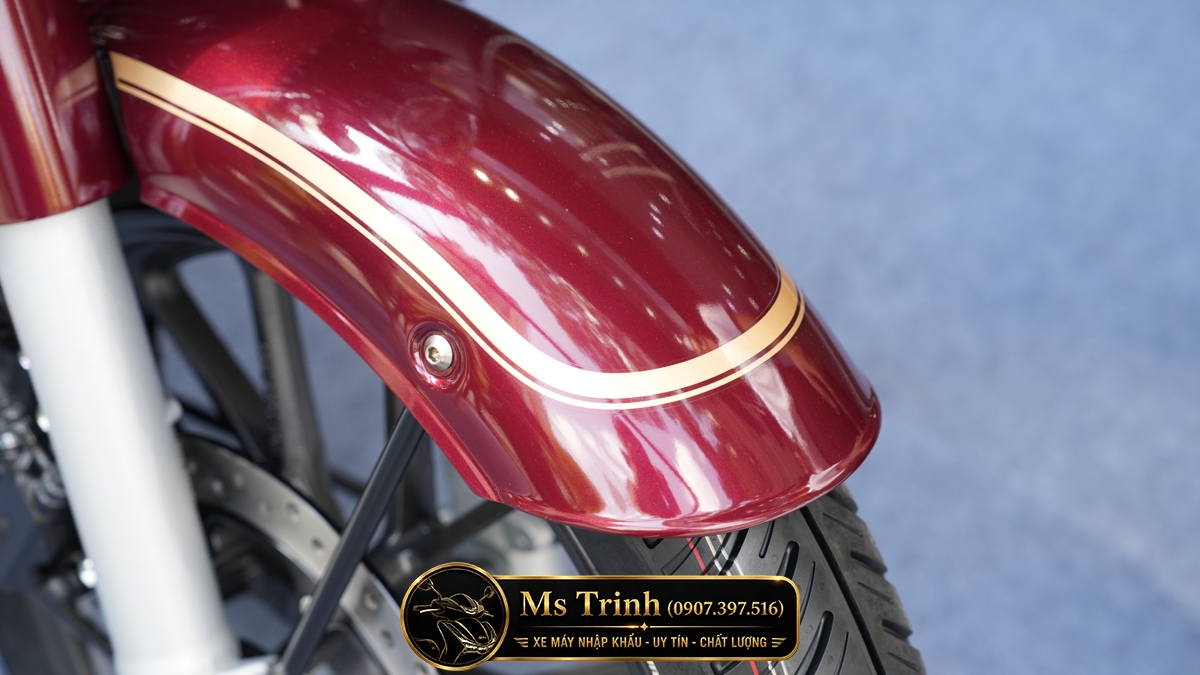 Cận cảnh dè trước Honda CB350C Special Edition sơn đỏ ánh kim phối viền kem cổ điển nổi bật