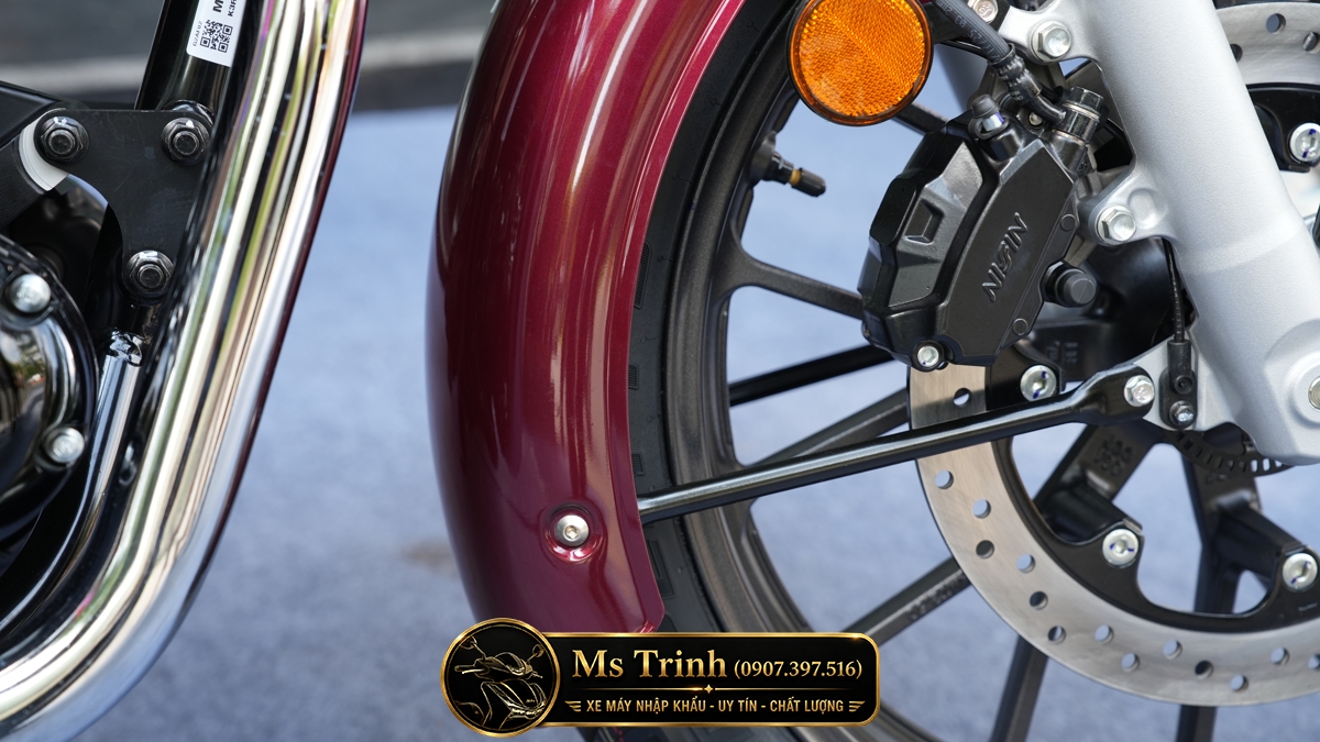 Chi tiết bánh trước Honda CB350C Special Edition kết hợp phanh đĩa Nissin hiện đại đầy mạnh mẽ