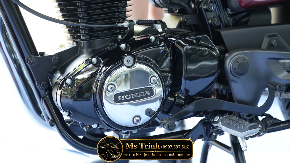 Góc máy động cơ Honda CB350C Special Edition nổi bật với nắp chrome bóng đầy cuốn hút