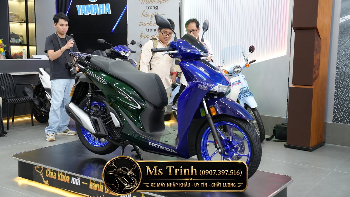 Góc quan sát thể hiện sự chuyển đổi giữa Sapphire và Vetro Green trên SH150i