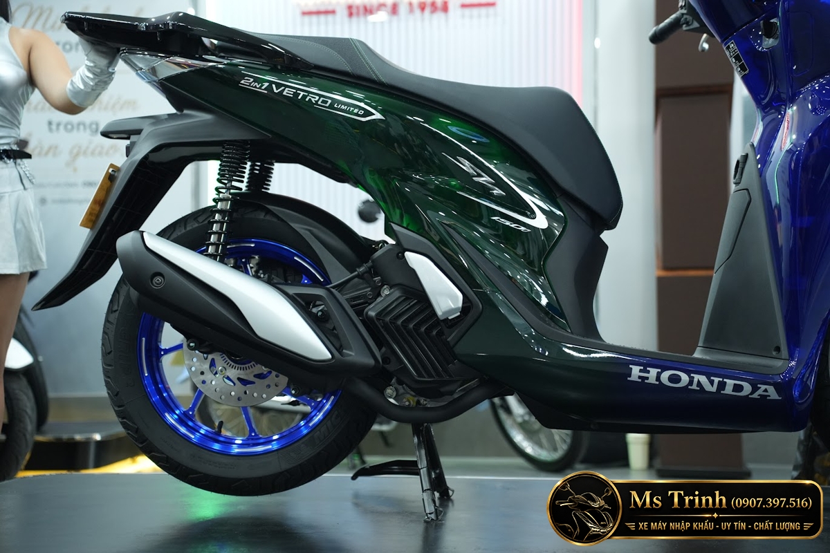 Honda SH150i Sapphire Green thay đổi sắc thái theo từng hướng quan sát