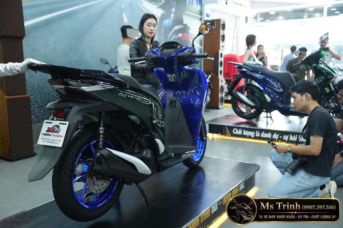 Toàn cảnh Honda SH150i Sapphire Green với hai màu Vetro và tem giới hạn
