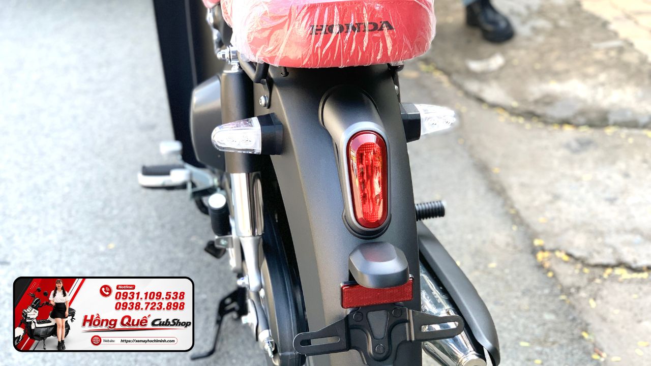 Honda Super Cub C125 ABS 2026 Thái Lan màu đen nhám yên đỏ