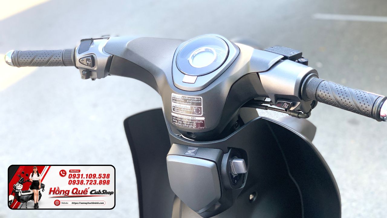 Honda Super Cub C125 ABS 2026 Thái Lan màu đen nhám yên đỏ