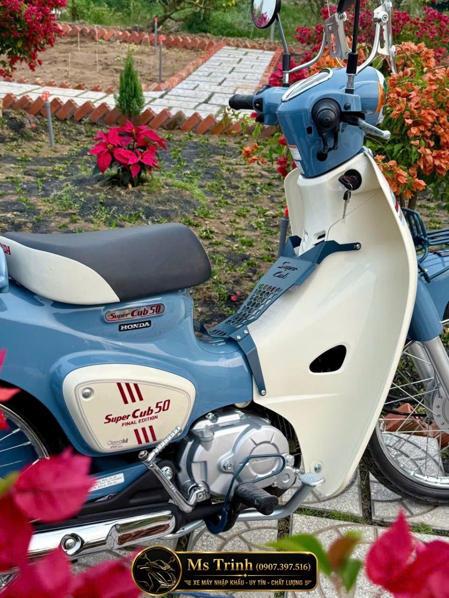 Cận cảnh tem hông và khu vực động cơ Honda Super Cub 50 Final Edition custom
