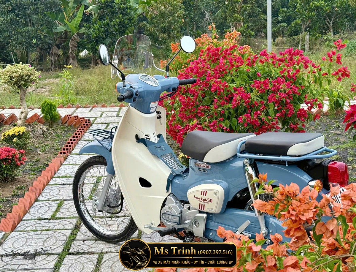 Góc nhìn phía sau Honda Cub 50 Bonnie Blue với baga sau đồng màu