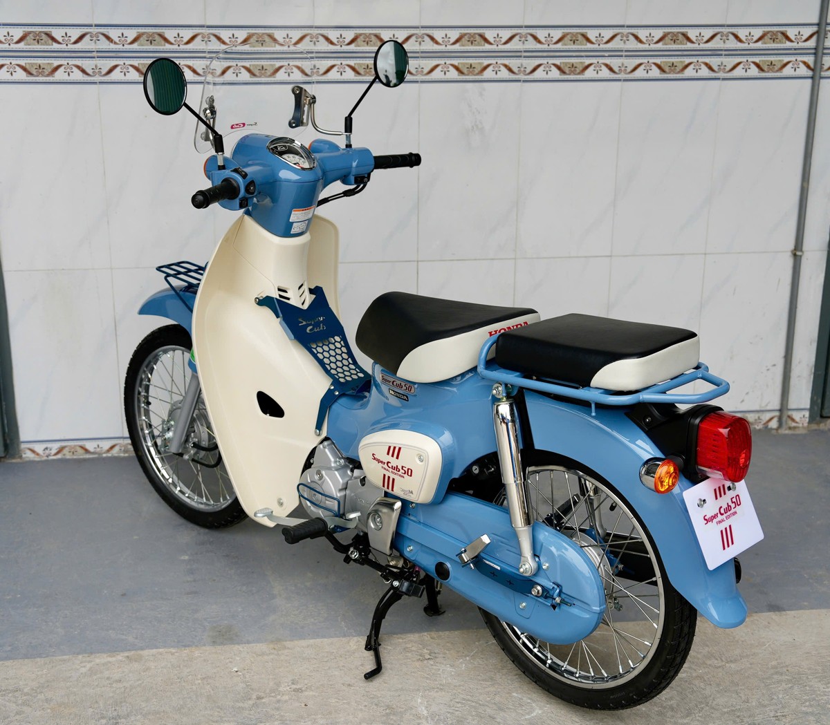 Honda Super Cub 50 Final Edition màu xanh dương nhạt cực hiếm tại Việt Nam