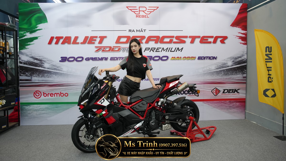 Người mẫu trải nghiệm Italjet Dragster 700 Twin Premium Edition tại sự kiện