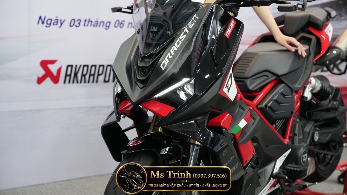 Mặt trước nổi bật với hệ thống đèn LED cá tính và phong cách thiết kế đậm chất tương lai.